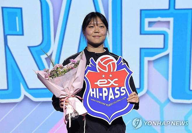 1라운드 1순위 한국도로공사 지명 받은 이지윤 (서울=연합뉴스) 류영석 기자 = 5일 서울 강서구 메이필드 호텔에서 열린 2025-2026 KOVO 여자 신인선수 드래프트에서 한국도로공사에 1라운드 1순위로 지명을 받은 중앙여고 이지윤이 기념촬영을 하고 있다. 2025.9.5 ondol@yna.co.kr