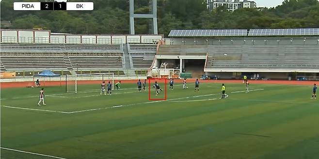 아마추어 축구 경기 도중 상대 선수 뒤통수를 가격하는 장면 [유튜브 채널 '유소년스포츠TV' 캡처. 재판매 및 DB 금지]