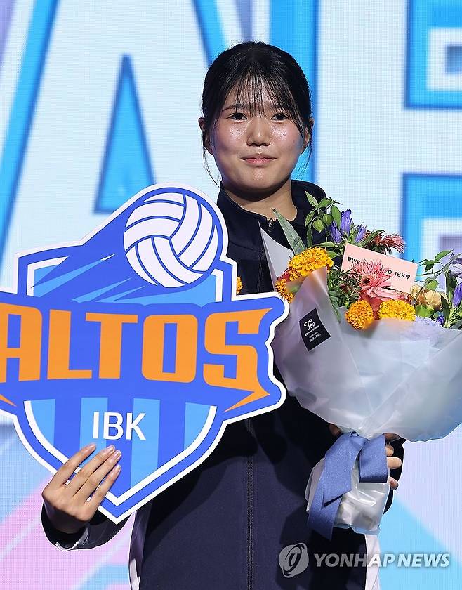 1라운드 3순위 IBK기업은행 지명받은 하예지 (서울=연합뉴스) 류영석 기자 = 5일 서울 강서구 메이필드 호텔에서 열린 2025-2026 KOVO 여자 신인선수 드래프트에서 IBK기업은행에 1라운드 3순위로 지명을 받은 선명여고 하예지가 기념 촬영을 하고 있다. 2025.9.5 ondol@yna.co.kr