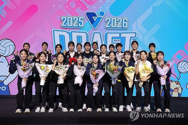 2025-2026 KOVO 여자 신인선수 드래프트 (서울=연합뉴스) 류영석 기자 = 5일 서울 강서구 메이필드 호텔에서 열린 2025-2026 KOVO 여자 신인선수 드래프트에서 각 구단 지명을 받은 선수들이 기념 촬영을 하고 있다. 2025.9.5 ondol@yna.co.kr