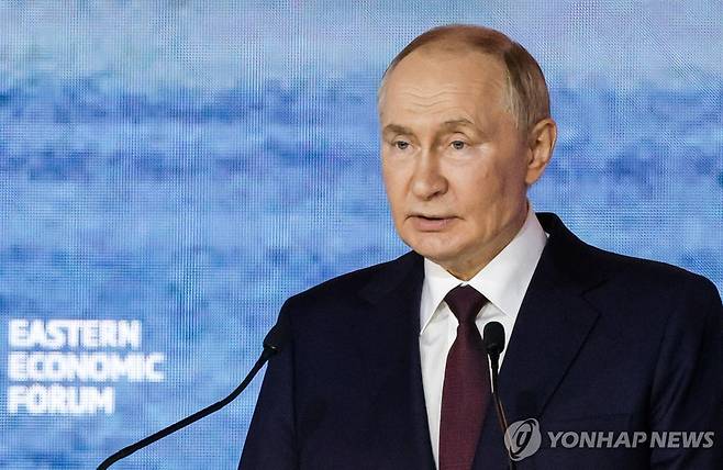 푸틴 대통령 (블라디보스토크 타스=연합뉴스) 블라디미르 푸틴 러시아 대통령이 5일(현지시간) 러시아 연해주 블라디보스토크에서 열린 동방경제포럼 전체 회의에서 연설하고 있다. 2025.09.05 photo@yna.co.kr