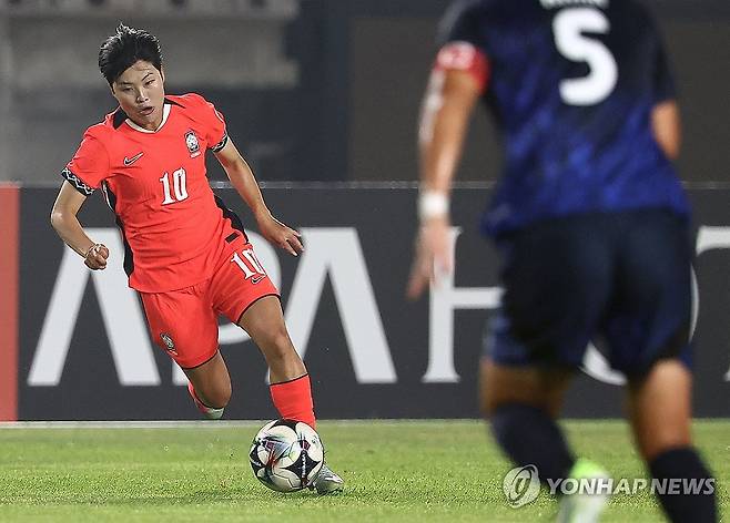 지소연 '폭풍 드리블' (화성=연합뉴스) 김성민 기자 = 13일 경기도 화성종합경기타운 주경기장에서 열린 2025년 동아시아축구연맹(EAFF) E-1 챔피언십(동아시안컵) 여자부 대한민국과 일본의 경기. 한국 지소연이 드리블하고 있다. 2025.7.13 ksm7976@yna.co.kr