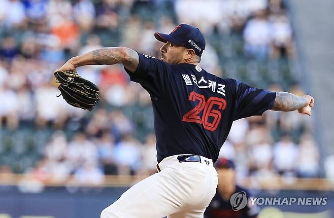 역투하는 롯데 벨라스케즈 (서울=연합뉴스) 최재구 기자 = 19일 서울 잠실야구장에서 열린 프로야구 롯데-LG 경기에서 롯데 선발 벨라스케즈가 역투하고 있다. 2025.8.19 jjaeck9@yna.co.kr