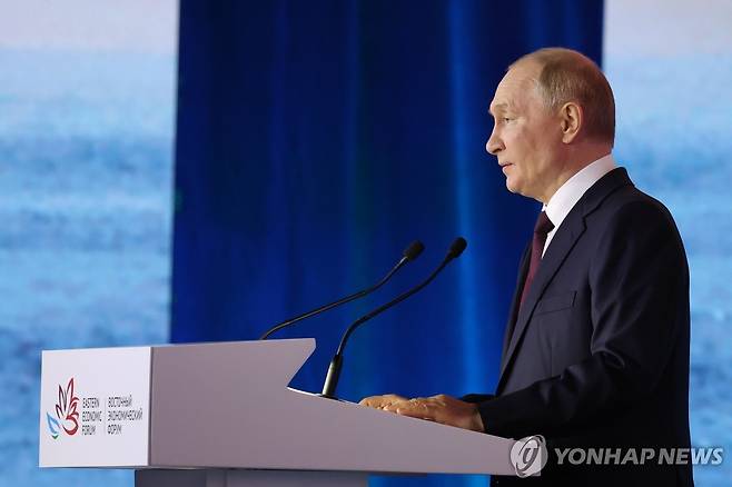 동방경제포럼에서 연설하는 푸틴 대통령 [EPA/크렘린풀 연합뉴스. 재판매 및 DB 금지]