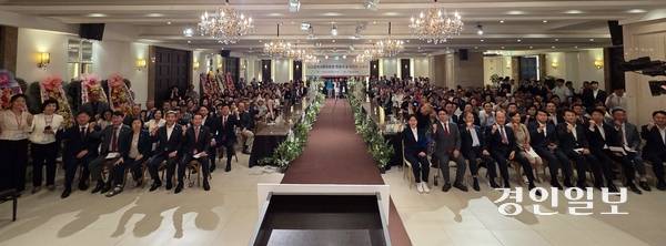 지난달 29일 인천 미추홀구 문학경기장에서 열린 ‘국민의힘 인천시당위원장 취임식 및 임명장 수여식’에서 참석자들이 선거 승리를 다짐하고 있다. 2025.8.29 /김희연기자 khy@kyeongin.com