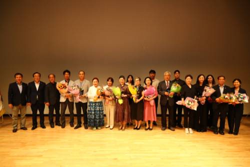 지난 5일 태백문화예술회관 소공연장에서 개최된 ‘강원예술인대회’에서 수상자들이 포즈를 취하고 있다.