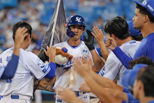 삼성 라이온즈의 주장 구자욱이 5일 대구에서 열린 키움 히어로즈와의 경기 8회말 승부에 쐐기를 박는 홈런을 친 뒤 덕아웃으로 들어오자 동료들이 반겨주고 있다. 삼성 제공