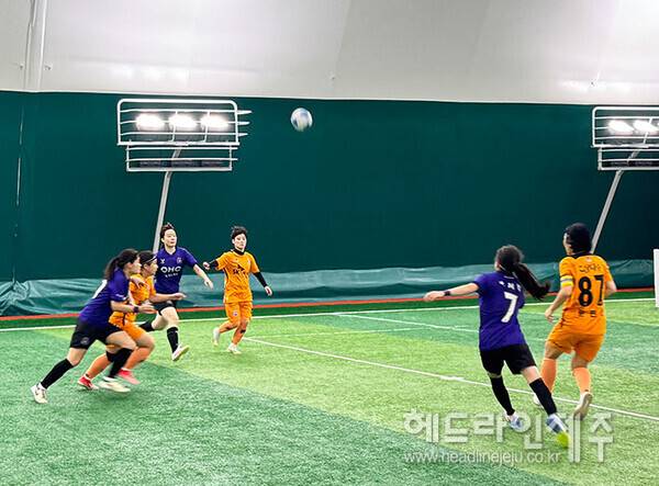 6일 춘천송암스포츠타운에서 열린 K리그 퀸컵 제주SK와 FC안양의 경기에서 양팀 선수들이 경합하고 있다 ⓒ헤드라인제주