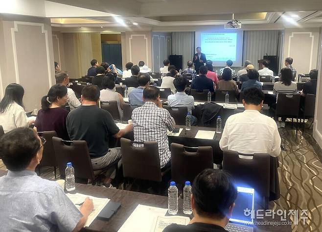 RE100 추진 전략의 과제에 대해 강연하고 있는 홍석표 대표.