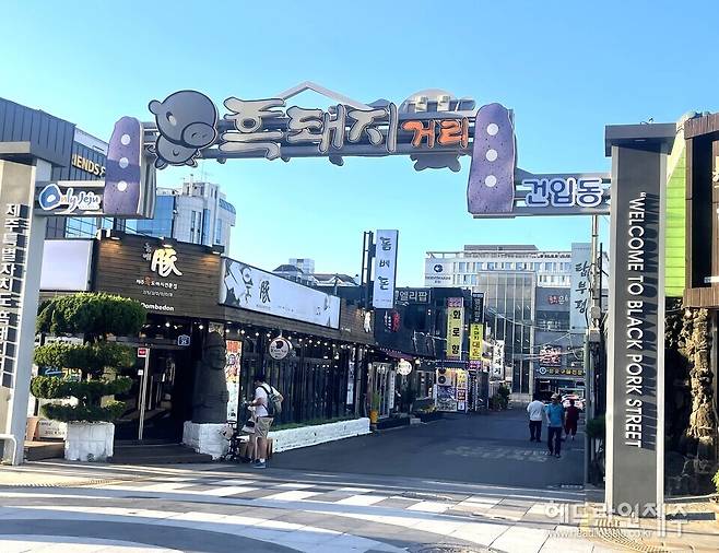 해외 소셜미디어에서 가장 많이 언급된 제주 음식 관련 키워드는 '맛있다'였고, 인기 음식으로는 '흑돼지'인 것으로 나타났다. 사진은 제주시 흑돼지거리. ⓒ헤드라인제주