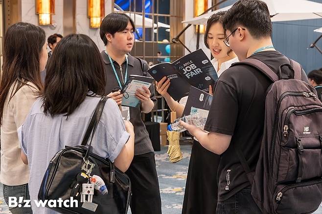 잡페어 현장에서 에이블스쿨&nbsp;7기 교육생들이 취업 정보를 얻고 있다./사진=KT 제공