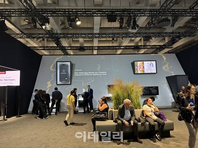 5일(현지시간) 독일 베를린에서 개막한 유럽 최대 가전 전시회 ‘IFA 2025’에서 참관객들이 독일 프리미엄 가전 브랜드 밀레 전시장을 구경하고 있다.(사진=공지유 기자)