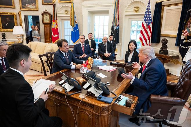 지난 4 16일(현지시간) 도널드 트럼프 미국 대통령이 워싱턴DC 백악관 집무실에서 아카자와 료세이 일본 경제재생상과 만나 관세 협상을 하기 전 직접 서명한 모자를 건네고 있다.(출처 백악관) ⓒ News1 류정민 특파원