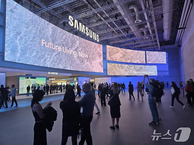삼성전자 IFA 2025 전시장 관람객들이 대형 미디어 파사트를 보고 사진 촬영을 하고 있다. 2025.9.6/뉴스1 ⓒ 뉴스1 박주평 기자