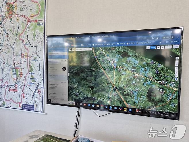 4일 경기 양평군 강상면 한 부동산에서 공인중개사가 TV 화면을 통해 김건희 여사 일가 땅 위치를 설명해 주고 있다./뉴스1 양희문 기자
