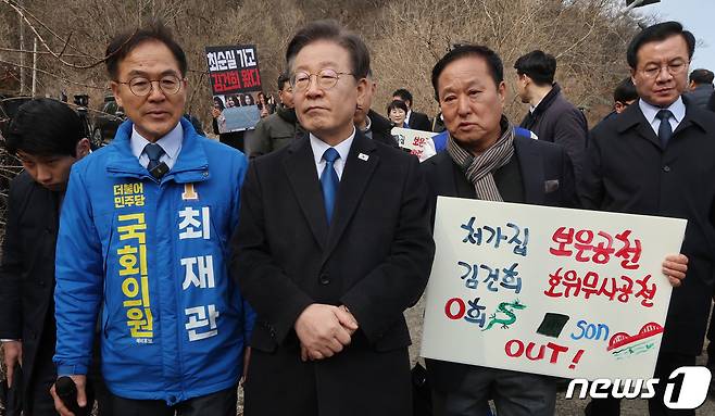 이재명 대통령이 더불어민주당 대표 시절 경기 양평군 강상면 인근 서울-양평고속도로 특혜의혹 현장 방문한 모습.(공동취재) 2024.3.7/뉴스1 ⓒ News1 구윤성 기자