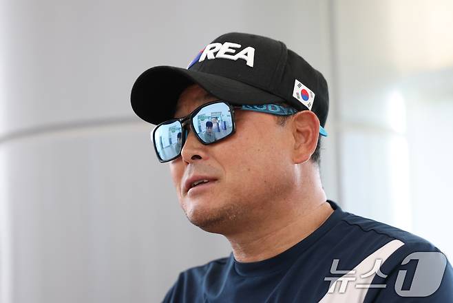 전 국가대표 마라톤 선수 이봉주가 3일 경기 화성시 반월체육센터에서 뉴스1과 인터뷰를 하고 있다. 2025.9.3/뉴스1 ⓒ News1 김영운 기자