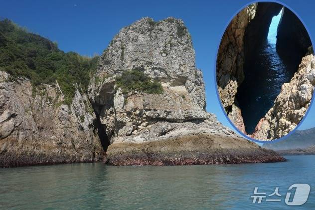 혈도 '용냉이굴'. 원안은 섬의 정상에서 본 동굴 내부. 2025.9.5/뉴스1 ⓒ News1 조영석 기자