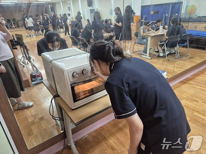 '푸른 하늘의 날'행사에서 학생들이 대기오염 실험을 하고 있다. (전남도교육청 제공, 재판매 및 DB 금지)/뉴스1
