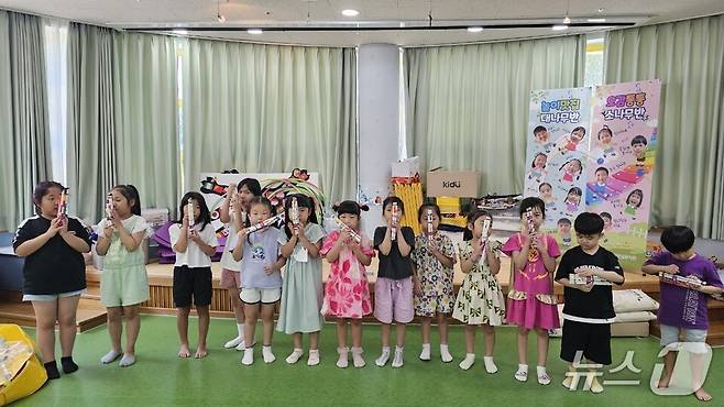 유치원생들이 캄보디야 전통 악기 '크엔'을 만들어보는 체험 활동을 하고 있다.