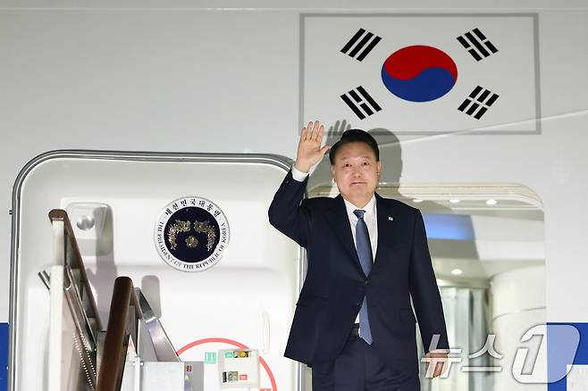 윤석열 대통령이 21일 아시아태평양경제협력체(APEC) 및 주요 20개국(G20) 정상회의 일정을 마치고 성남 서울공항에 도착해 전용기에서 인사하고 있다. (대통령실 제공) 2024.11.21/뉴스1 ⓒ News1 송원영 기자