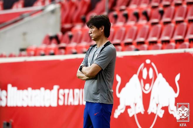 홍명보 감독이 6일(한국시간) 미국 뉴저지주 해리슨의 스포츠일러스트레이티드 스타디움에서 미국과의 평가전을 앞두고 진행된 훈련을 지켜보고 있다. (대한축구협회 제공. 재판매 및 DB금지) 2025.9.6/뉴스1