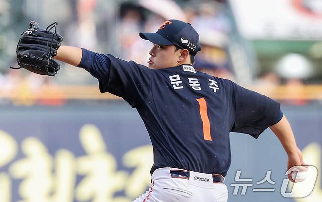22일 서울 송파구 잠실야구장에서 열린 프로야구 '2025 신한 SOL뱅크 KBO 리그' 한화 이글스와 두산 베어스의 경기, 한화 선발 문동주가 역투하고 있다. 2025.7.22/뉴스1 ⓒ News1 김성진 기자