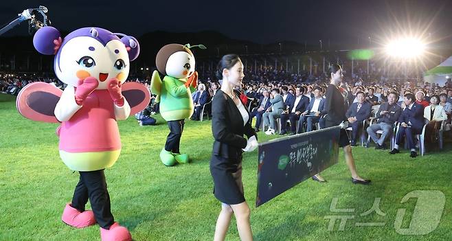 제29회 무주 반딧불축제 개막날인 6일 전북 무주군 등나무운동장 일원에서 반디퍼레이드가 펼쳐지고 있다. 2025.9.6/뉴스1 ⓒ News1 유경석 기자