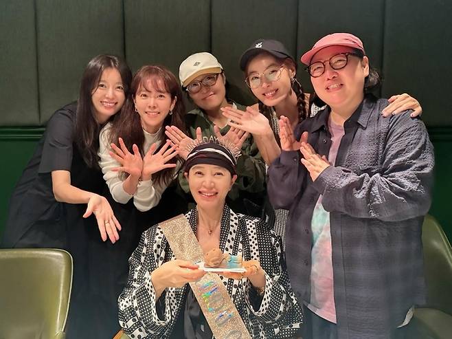 김혜수(아래)의 생일 파티. 윗줄 왼쪽부터 한효주, 한지민, 박혜령, 윤소이, 박준면. 김혜수 인스타그램.