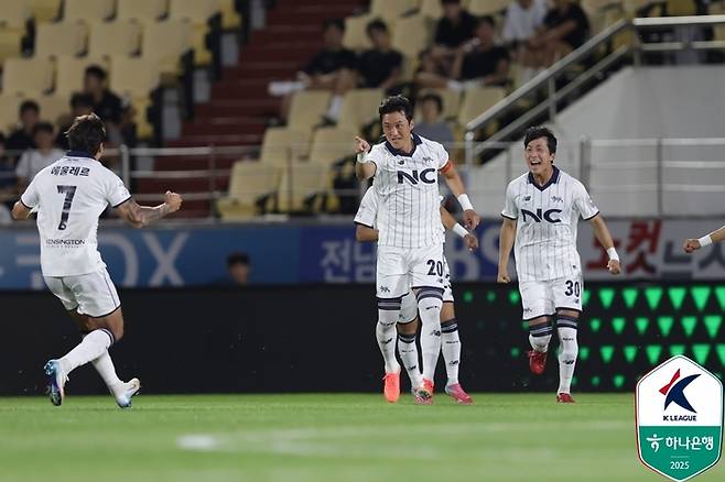 . 서울 이랜드(가운데) 김오규가 6일 전남전에서 선제골을 터뜨린 뒤 기뻐하고 있다. 사진 | 한국프로축구연맹