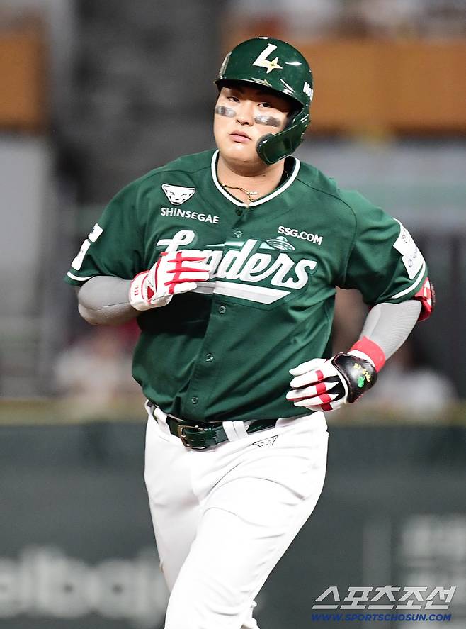 5일 인천 SSG랜더스필드에서 열린 SSG와 롯데의 경기. 4회말 롯데 벨라스케즈 상대 투런홈런을 날린 SSG 고명준. 인천=송정헌 기자songs@sportschosun.com/2025.09.05/