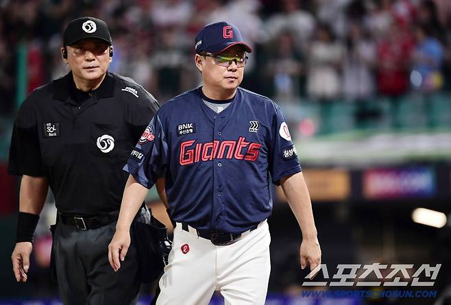 4회말 심판 판정에 잠시 어필하는 롯데 김태형 감독.