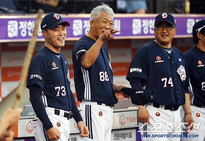 19일 대전 한화생명볼파크에서 열린 한화 이글스와 두산 베어스의 경기. 두산 조성환 대행과 고토 코치가 한화 선수들과 인사를 나누고 있다. 대전=박재만 기자 pjm@sportschosun.com/2025.08.19/