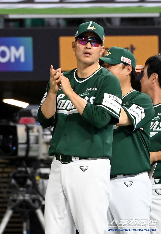 16일 인천SSG랜더스필드에서 열린 LG와 SSG의 경기, SSG가 10대7로 승리했다. 승리의 기쁨을 나누는 이숭용 감독과 선수들의 모습. 인천=허상욱 기자wook@sportschosun.com/2025.08.16/