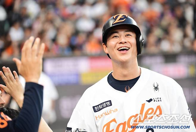 14일 대전 한화생명 볼파크에서 열린 한화와 롯데의 경기. 2회 무사 2루. 채은성의 적시타 때 득점에 성공한 노시환. 대전=송정헌 기자songs@sportschosun.com/2025.08.14/