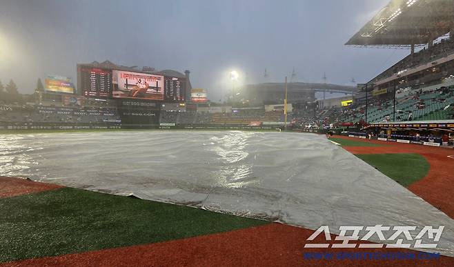 경기 시작을 앞두고 폭우 쏟아지고 있는 랜더스필드.
