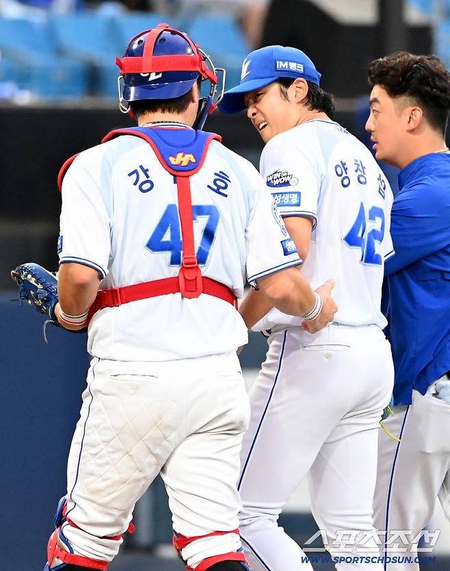 6일 대구 삼성라이온즈파크에서 열린 한화와 삼성의 경기, 4회초 삼성 양창섭이 한화 하주석의 타구를 몸에 맞은 고통을 호소하며 더그아웃으로 향하고 있다. 대구=허상욱 기자wook@sportschosun.com/2025.09.06/