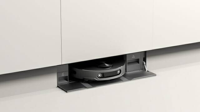 싱크대 걸레받이 부분에 설치가 가능한 빌트인형 '히든 스테이션'의 모습.(사진=LG전자)