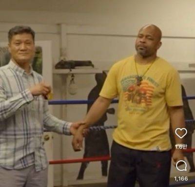 1988 서울 올림픽 복싱 결승 상대였던 미국의 로이 존스 주니어(오른쪽)를 만난 박시헌. 로이 존스 주니어 사회관계망서비스(SNS) 캡처