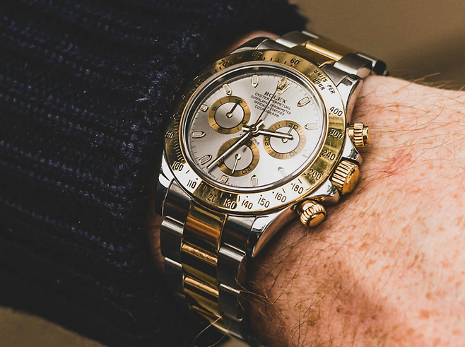 미국의 한 80대 할아버지가 명품 시계를 훔치려 한 2인조 강도를 물리쳐 화제다. 펙셀스.