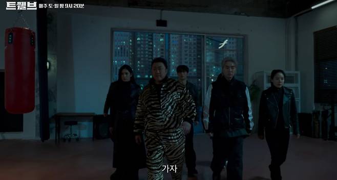 KBS 2TV와 디즈니+의 시리즈 '트웰브'가 5화, 6화 예고 스틸을 통해 절정으로 치닫는 갈등을 공개했다. 박형식이 연기하는 '오귀' 세력이 이주빈이 맡은 '미르'를 납치하자 12지신 천사들은 총력전에 나선다. 성동일이 연기하는 '마록'은 이주빈을 구하기 위해 악의 본거지로 돌진하고, 마동석이 연기하는 리더 '태산'은 지옥문을 부수려는 모습을 보여주며 새로운 국면을 예고한다. 한층 격렬해진 액션과 깊어진 서사로 기대를 모은다.