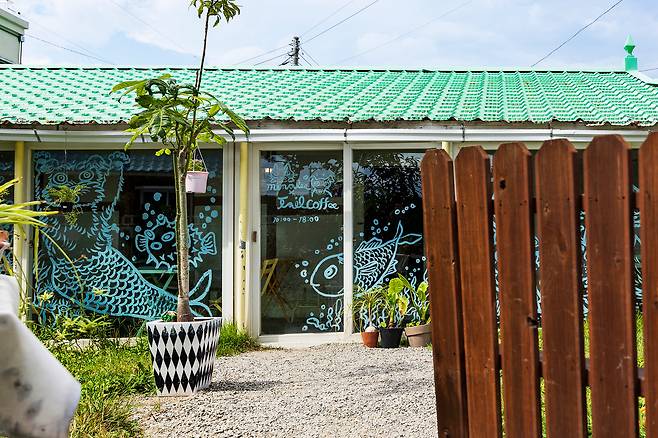 제주의 조용한 어촌마을에 숨어있을 법한 분위기의 카페 '테일'. 가진해수욕장 들머리에 조용히 들어서 어느새 고성의 핫플이 됐다. / 양수열 영상미디어 기자