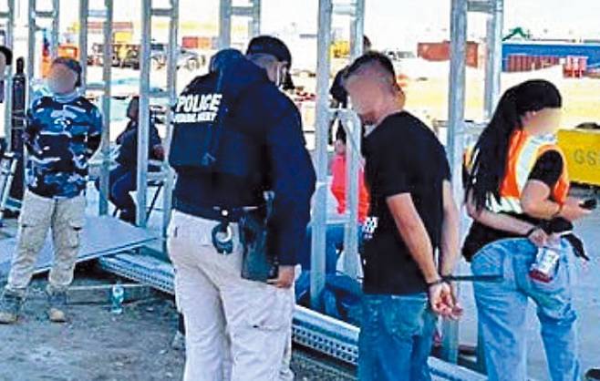 케이블타이에 묶어 직원들 연행 - 4일(현지 시각) 미국 조지아주 현대차-LG 합작공장에서 불법체류 단속 요원들이 ‘케이블 타이’로 현지 직원들의 손을 뒤로 묶어 체포하고 있다. /미국 주류·담배·화기 단속국(ATF)