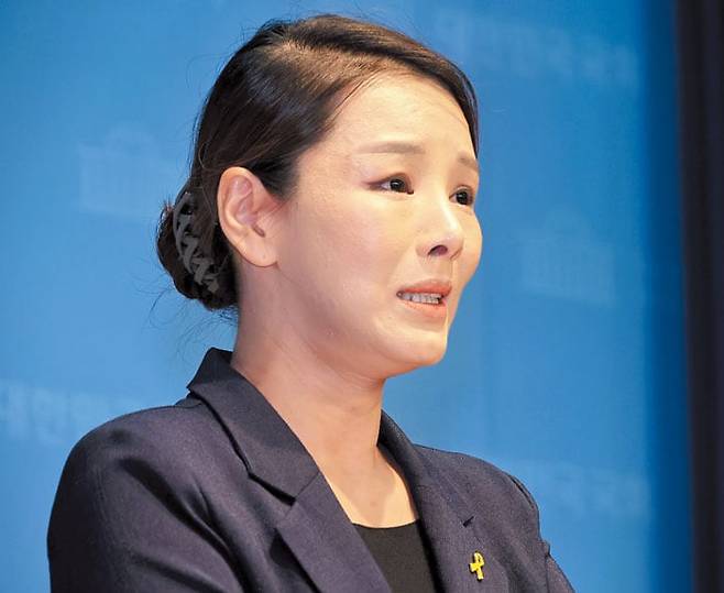 조국혁신당 강미정 대변인이 4일 서울 여의도 국회 소통관에서 탈당 기자회견을 하면서 당 내 성 비위 사건과 관련해 “당이 사건을 방치했다”며 울먹였다. /연합뉴스