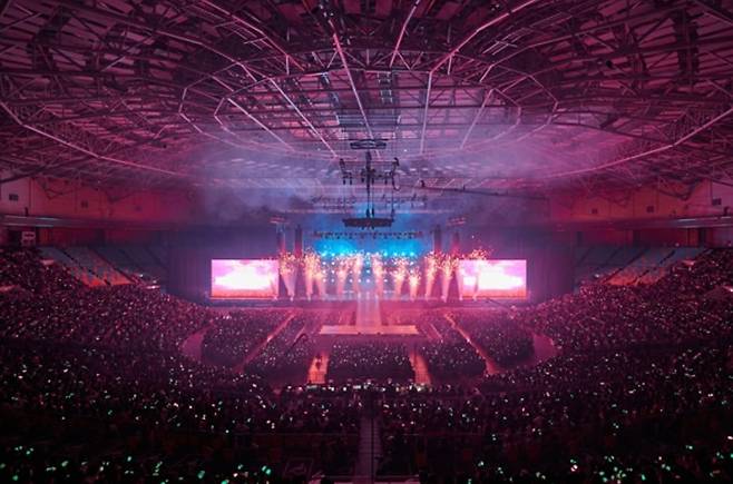 YG엔터테인먼트는 2025지속가능경영보고서를 통해 무대 공연 전반에 걸쳐 온실 가스 축소와 재생 에너지 사용률을 대폭 늘릴 것을 공개적으로 선포했다.