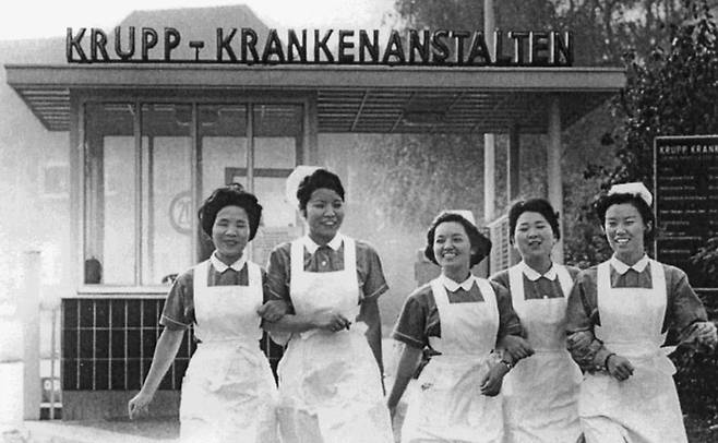 1960년~70년대에 걸쳐 파독 광부와 함께 이주한 간호사들. 성공적으로 현지에 정착해 라인강의 기적을 이뤘다고 평가받는다.