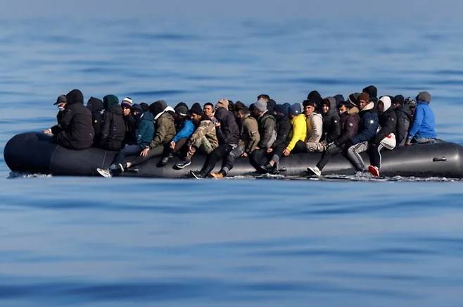 소형 고무보트를 탄 채 영국해협을 건너고 있는 이주민들. 통계에 따르며 아프리카 북부에서 남유럽으로 향하는 지중해 이동 경로가 가장 사고 위험이 크다.