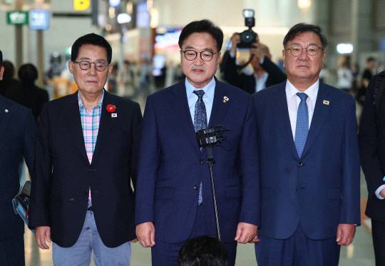 왼쪽부터 박지원 더불어민주당 국회의원, 우원식 국회의장, 김태년 더불어민주당 의원이 2일 중국 베이징에서 열리는 '항일전쟁 및 세계 반파시스트 전쟁 승전(전승절) 80주년 열병식'에 참석하기 위해 인천국제공항 제1여객터미널로 출국하기 전 취재진에 입장을 밝히고 있다. 연합뉴스