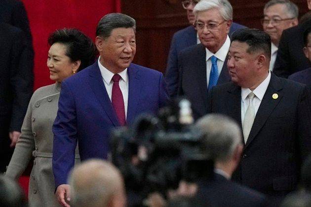 시진핑(왼쪽) 중국 국가주석과 김정은 북한 국무위원장이 3일 중국 베이징의 톈안먼 광장에서 열린 전승절 80주년 기념 열병식 참석 이후 연회장으로 향하고 있다. ⓒ AP/뉴시스