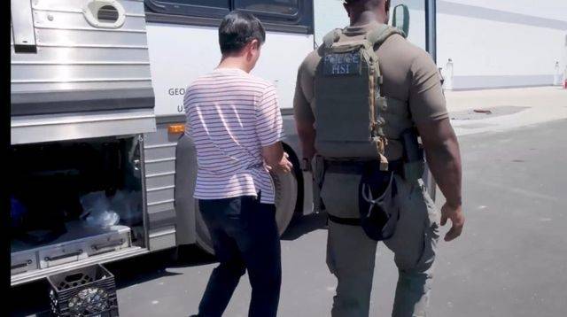 결박당한 채 연행되는 한국인 추정 현장 근로자ⓒICE 홈페이지